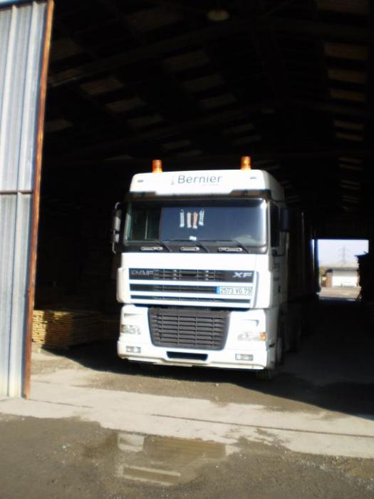 camion bernier  | camion stationner dans le hangar 